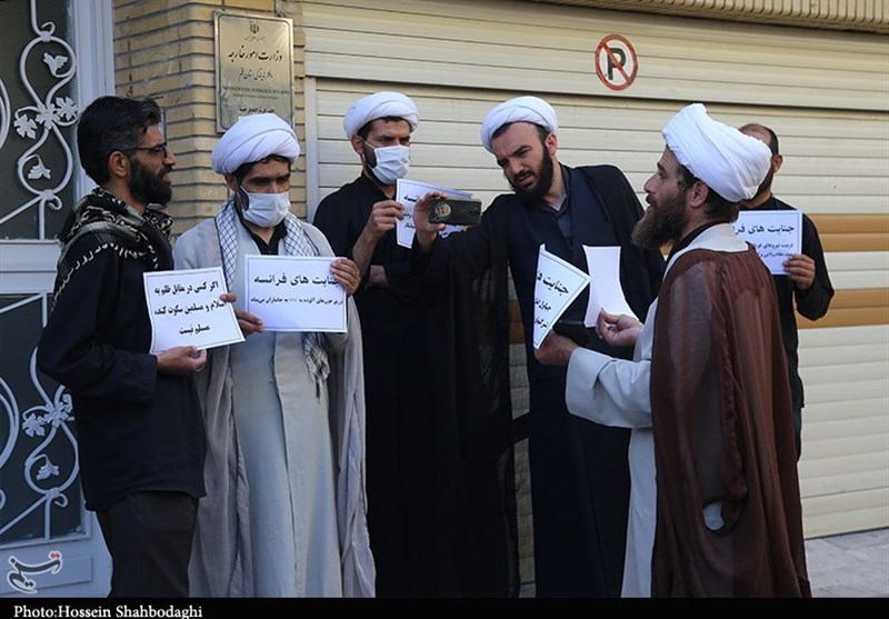 طلاب بسیجی در اعتراض به هتک حرمت قرآن مقابل دفتر وزارت امور خارجه در قم تجمع کردند