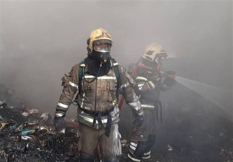 آتش‌سوزی گسترده در سوله بزرگ نگهداری تنقلات + فیلم و تصاویر