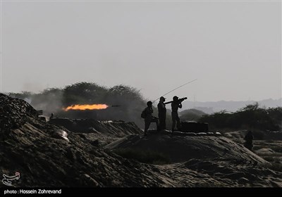 Iranian Forces Exercise Amphibious Offense in War Game