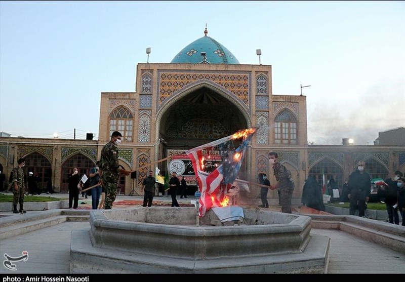 خروش مردم زنجان در پاسخ به اهانت علیه پیامبر اسلام(ص)؛ پرچم آمریکا و اسرائیل به آتش کشیده شد+تصاویر