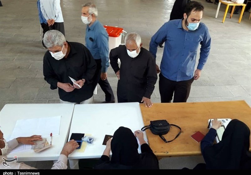 رئیس ستاد انتخابات اصفهان: فقط احراز هویت رای‌دهندگان الکترونیکی است / زمان رای گیری تمدید نخواهد شد‌