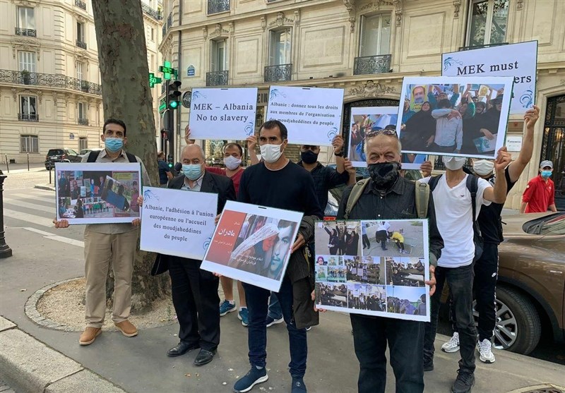 جداشدگان از منافقین مقابل سفارت آلبانی در پاریس تجمع اعتراضی برگزار کردند