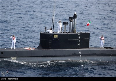 زیردریایی فاتح در رژه دریایی رزمایش ذوالفقار ۹۹ ارتش