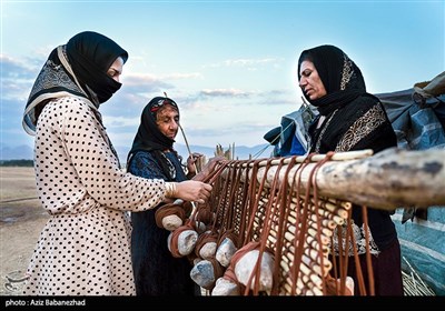 ارتباط بین اعضای خانواده بسیار گرم و عاطفی است و مادر بعنوان قلی طپنده این سیستم نقش ایفا میکند.