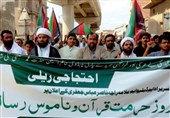 مسلمانان پاکستانی در اعتراض به نشریه هتاک فرانسوی خواستار احضار فوری سفیر این کشور شدند