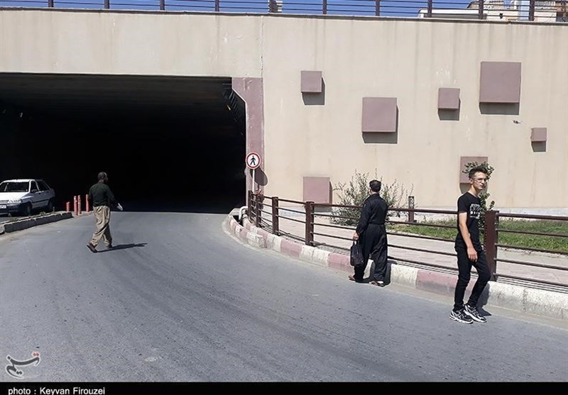 گزارش|خطر تصادفات مرگبار در کمین عابران پیاده تونل انقلاب سنندج/ شهروندان اینجا محل عبور نیست