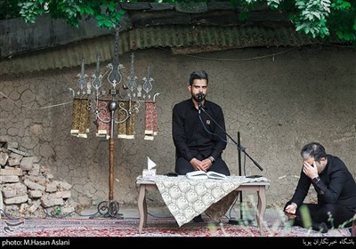 قرائت قرآن در روضه خانگی آخرین روزهای ماه محرم در محله درکه تهران