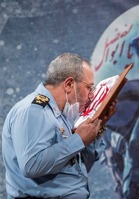 بوسه امیر عزیز نصیرزاده فرمانده نیروی هوایی ارتش بر پرچم جمهوری اسلامی ایران