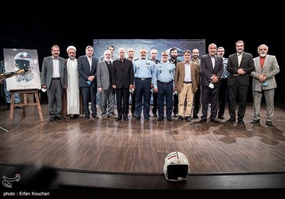 عکس یادگاری جمعی از خلبانان نیروی هوایی نهاجا و رزمندگان دفاع مقدس با امیر عزیز نصیرزاده فرمانده نیروی هوایی ارتش