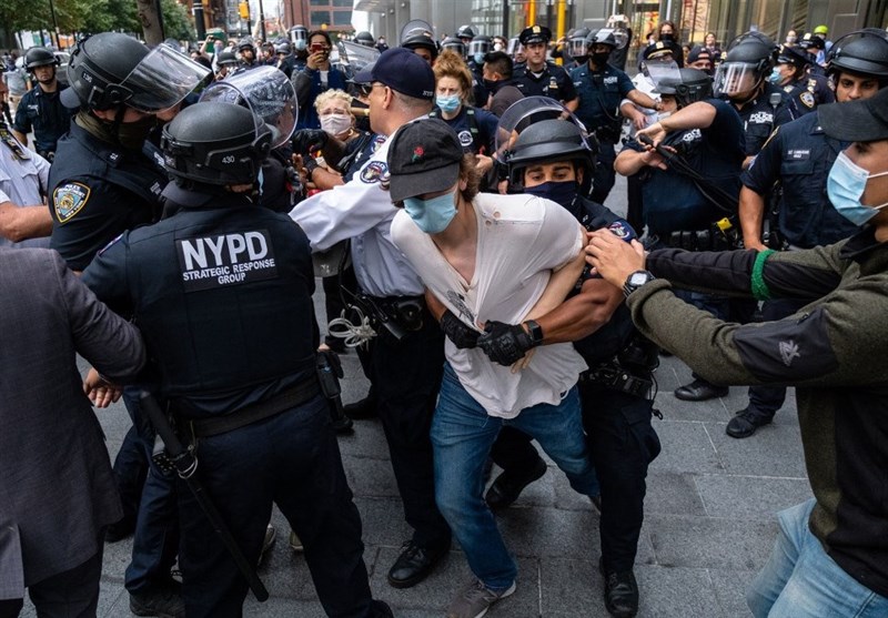 بازداشت معترضان مقابل مرکز تجارت جهانی در نیویورک+فیلم