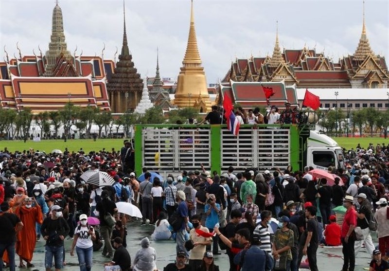 Thousands Rally in Thai Capital against Government