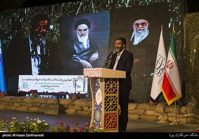 سخنرانی حاج حسین یکتا در مراسم رونمایی از تقریظ رهبر انقلاب برای کتاب (مربع‌های قرمز)