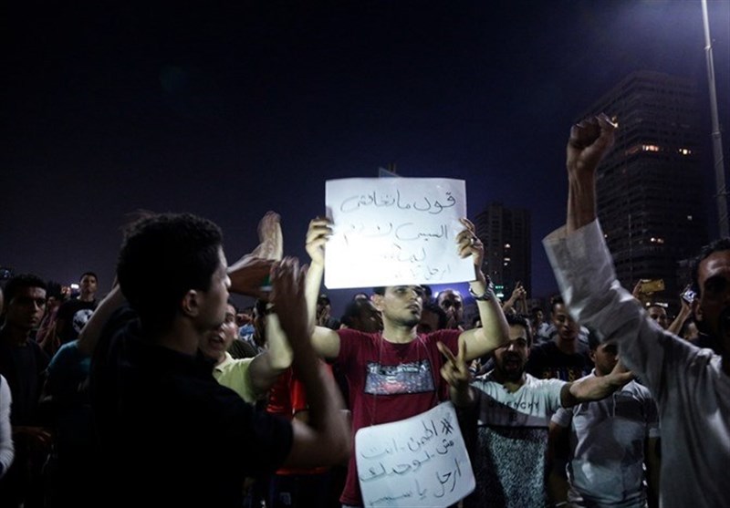 برگزاری تظاهرات مصری‌ها علیه السیسی برای دومین روز متوالی/ معترضان خودروی پلیس را به آتش کشیدند