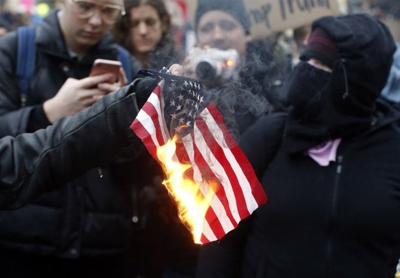 Protesters Torch US Flag during Portland Demonstrations (+Video)