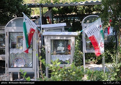 تعویض پرچم مزارشهدا به نیابت از خانواده ی شهدای هشت سال دفاع مقدس در حاشیه مراسم زنگ دانش آموز شهید