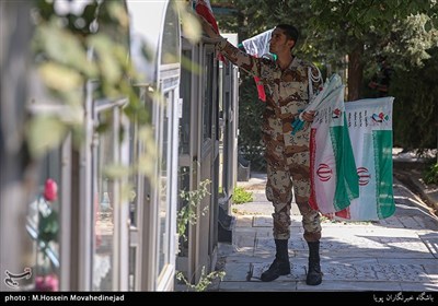 تعویض پرچم مزارشهدا به نیابت از خانواده ی شهدای هشت سال دفاع مقدس در حاشیه مراسم زنگ دانش آموز شهید
