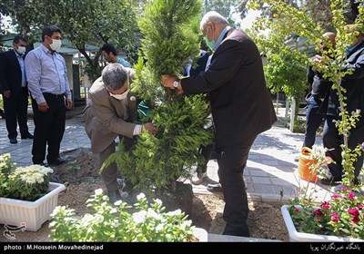 کاشت چند درخت در پایان مراسم دهمین زنگ دانش‌آموز شهید