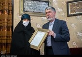 تجلیل از  مادر پهلوان شهید سعید طوقانی و شهید محمد طوقانی توسط سید عباس صالحی وزیر فرهنگ و ارشاد اسلامی