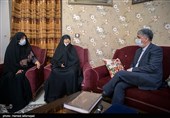 دیدار سید عباس صالحی وزیر فرهنگ و ارشاد اسلامی با مادر پهلوان شهید سعید طوقانی و شهید محمد طوقانی