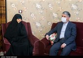 دیدار سید عباس صالحی وزیر فرهنگ و ارشاد اسلامی با مادر پهلوان شهید سعید طوقانی و شهید محمد طوقانی
