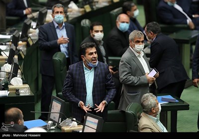 اعتراض نمایندگان به حضور علیرضا رزم حسینی وزیر پیشنهادی صمت در جلسه علنی مجلس شورای اسلامی 