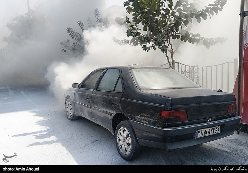 آتش سوزی یک دستگاه خودرو در خیابان پیروزی