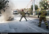 آتش سوزی یک دستگاه خودرو در خیابان پیروزی