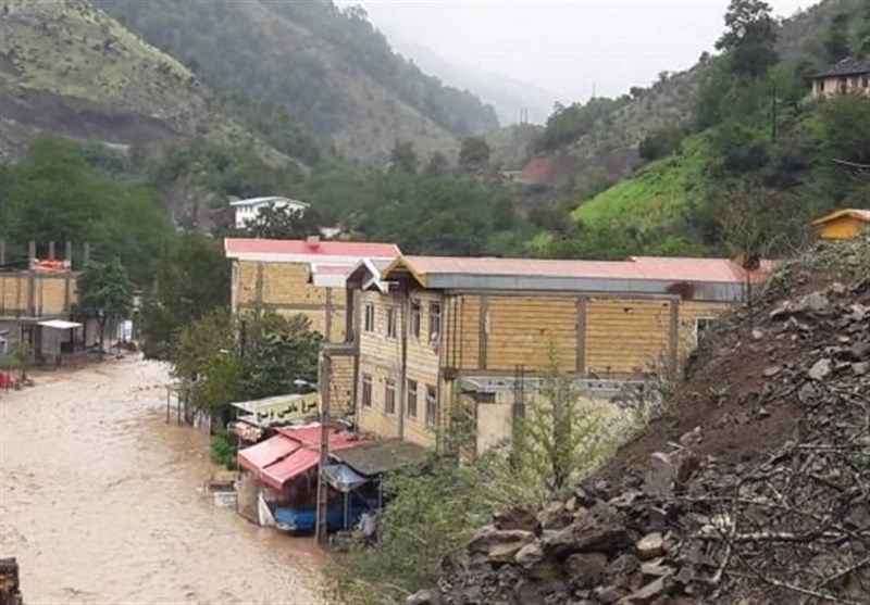 گیلان| توزیع اقلام اساسی بین سیل‌زدگان تالش؛ ریزش کوه بسیاری از راه‌های منطقه را مسدود کرده است