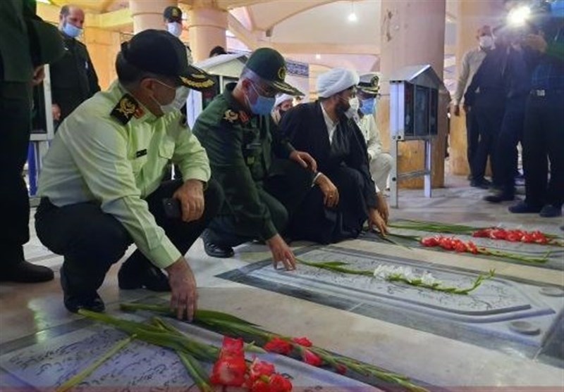 گلزار شهدای بوشهر به مناسبت هفته دفاع مقدس غبارروبی و گلباران شد