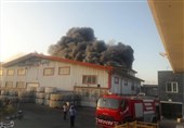 آتش سوزی در یک واحد صنعتی  شهرک اشتهارد/ دو آتش نشان دچار تنگی نفس شدند