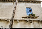  نمای عمومی ساختمان‌های قدیمی روستا اکثراً کاه‌گل و در مواردی شامل سفیدکاری و رنگ آمیزی با استفاده از گل سفید است، امّا رنگ خاک و کاهگل رنگ غالب روستا است.