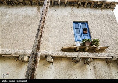  نمای عمومی ساختمان‌های قدیمی روستا اکثراً کاه‌گل و در مواردی شامل سفیدکاری و رنگ آمیزی با استفاده از گل سفید است، امّا رنگ خاک و کاهگل رنگ غالب روستا است.