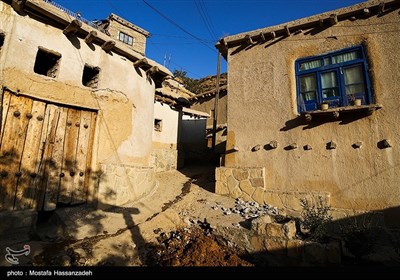  نمای عمومی ساختمان‌های قدیمی روستا اکثراً کاه‌گل و در مواردی شامل سفیدکاری و رنگ آمیزی با استفاده از گل سفید است، امّا رنگ خاک و کاهگل رنگ غالب روستا است.