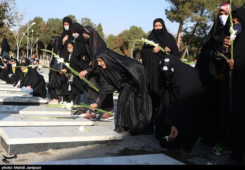 اصفهان| روایت تصویری تسنیم از مراسم عطر افشانی و گلباران مزار شهیدان