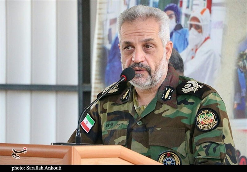 فرمانده قرارگاه جنوب شرق ارتش: 3 مرحله کمک‌های مؤمنانه ارتش در بین آسیب‌دیدگان کرونا در استان کرمان توزیع شد