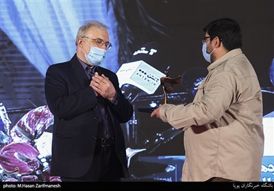 تقدیر از دکتر سعید نمکی وزیر بهداشت و درمان در اختتامیه جشنواره فیلم مقاومت