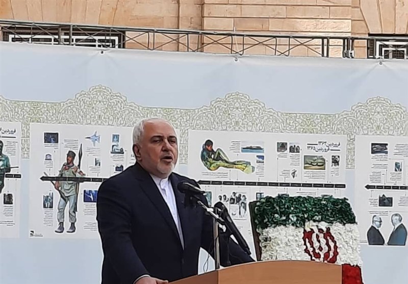 ظریف: شهدا ایران را سرپا نگه داشته‌اند