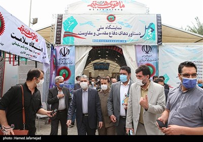 عنوان بازدید سیدعباس صالحی وزیر فرهنگ و ارشاد اسلامی از نمایشگاه دفاع مقدس و مقاومت