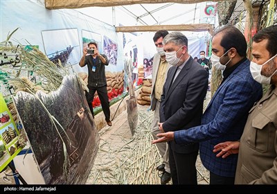 عنوان بازدید سیدعباس صالحی وزیر فرهنگ و ارشاد اسلامی از نمایشگاه دفاع مقدس و مقاومت