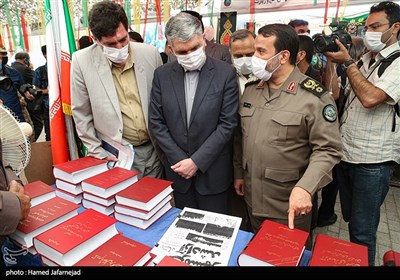 بازدید سیدعباس صالحی وزیر فرهنگ و ارشاد اسلامی از نمایشگاه دفاع مقدس و مقاومت