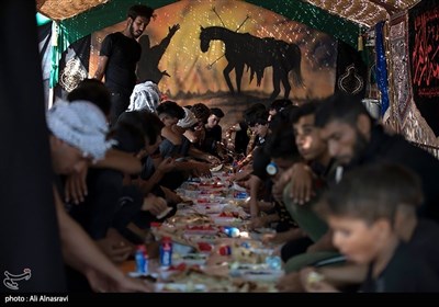 Thousands of Iraqis Start Great Arbaeen March despite Coronavirus Restrictions