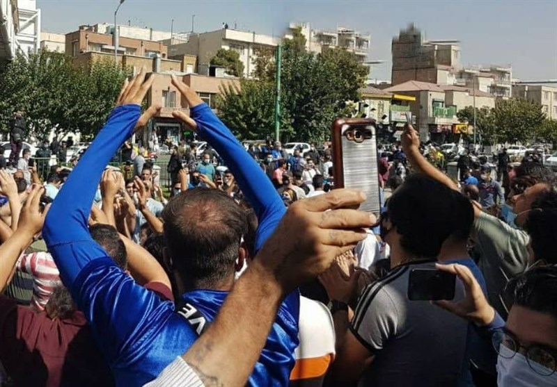 تجمع دوباره هواداران استقلال مقابل مجلس شورای اسلامی