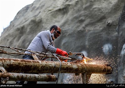 کارگری در حال جوشکاری در سد هراز