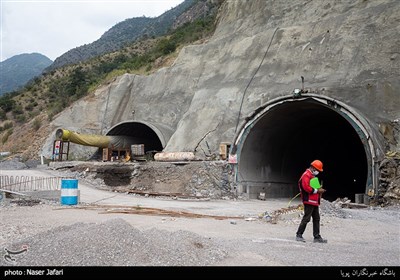 تونل های جاده انحرافی هراز به طول 11 كيلومتر كه در مسير اصلی سد قرار گرفته است 