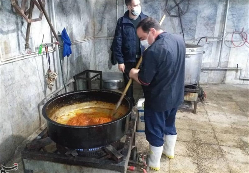 آستان قدس رضوی 30 هزار پرس غذای گرم در حاشیه شهر مشهد توزیع کرد‌