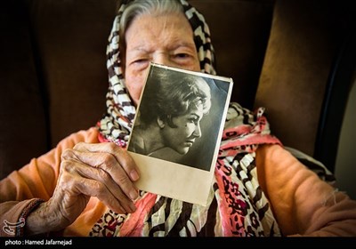 اعظم اتحادیه سالمند 101 ساله در حال نشان دادن عکس های دوران جوانی- خانه سالمندان