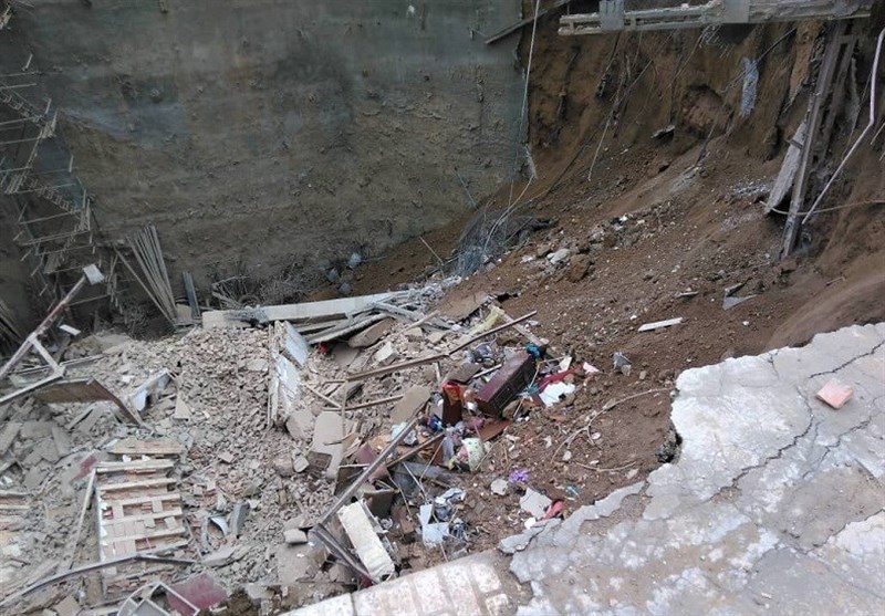 فیلم| جست‌وجو برای یافتن افراد مدفون شده زیر آوار در خیابان فلاح