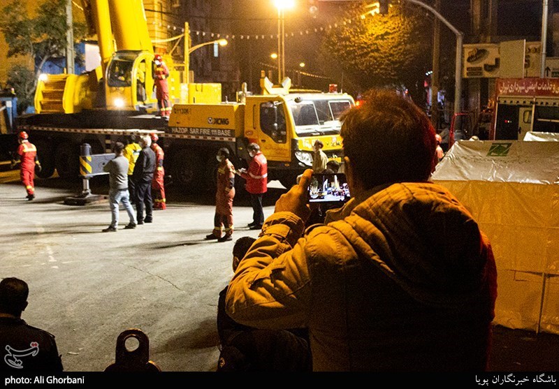 عملیات جستجو برای کشف اجساد حادثه ریزش آوار خیابان فلاح