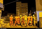 عملیات جستجو برای کشف اجساد حادثه ریزش آوار خیابان فلاح