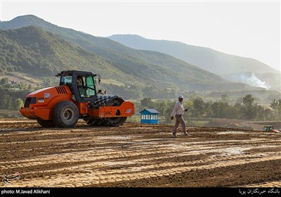 تحکیم بستر بدنه سد نرماب توسط غلتک ویبره پاچه بزی